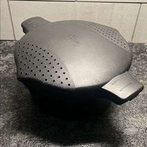 8 cup Black Pampered Chef microwave steamer with Lid